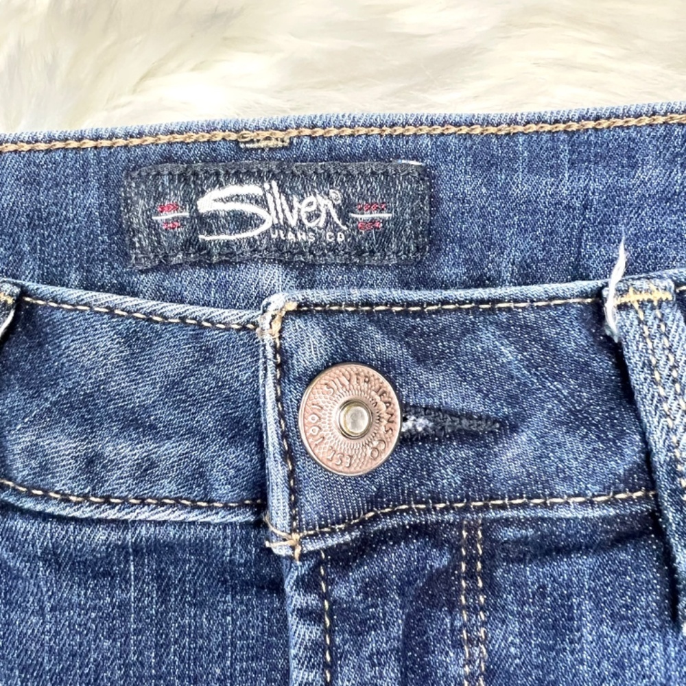 👖|•SILVER JEANS•| Sam Bermuda Distressed (Backed) Jean Shorts - Picture 6 of 11
